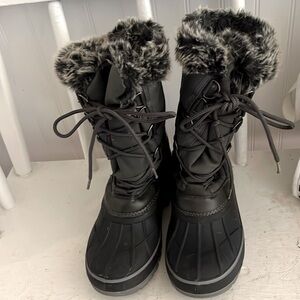 Dream pairs greay snow boots with fur. Lightly worn